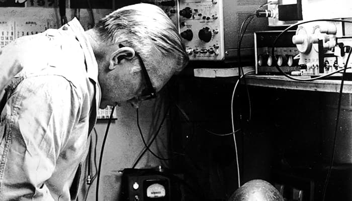 John Wiegand in Lab (8) -700x400
